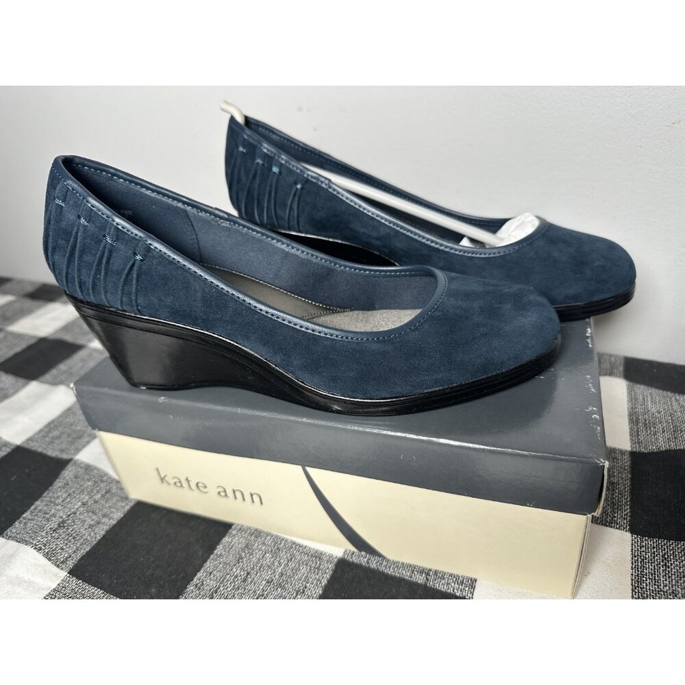 New Size 8 M Kate Ann Leah Mid Wedge Pump Comfort Shoe Pleated Suede‎ Blue
